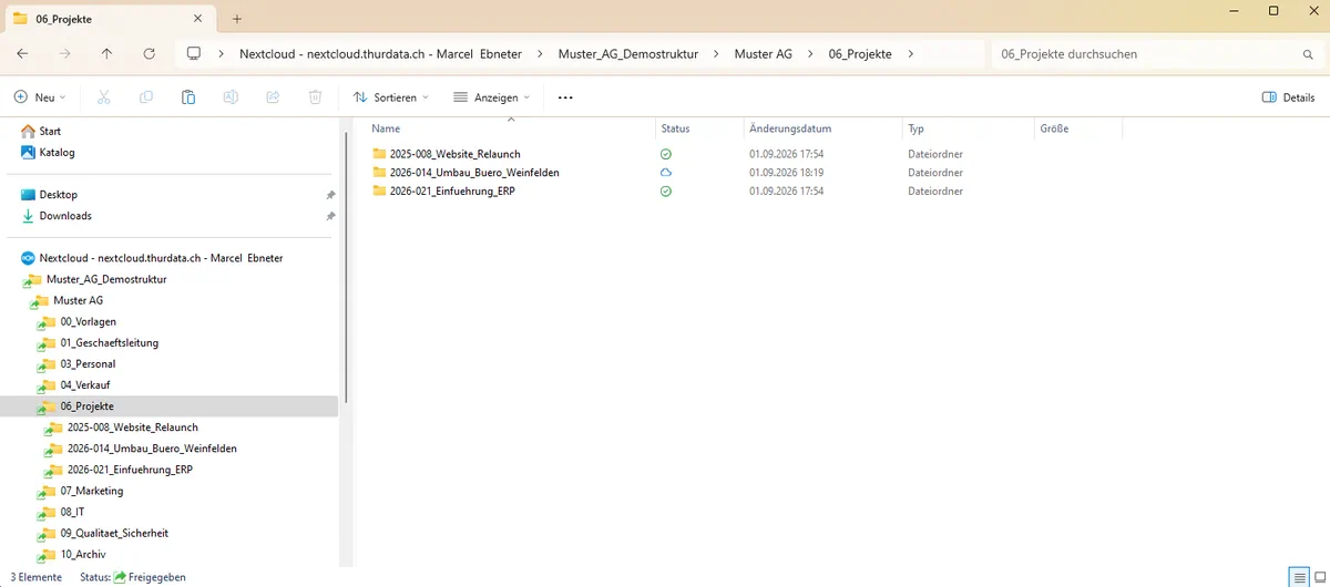 ThurCloud als Laufwerk im Windows-Explorer: Ordner der Muster AG mit Status-Spalte — Wolke f&uuml;r nur online, Haken f&uuml;r lokal verf&uuml;gbar