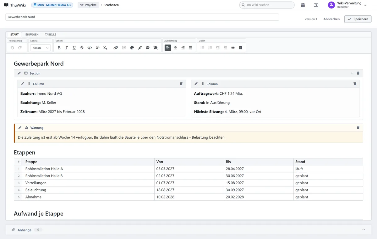 Der Editor mit Menüband START: Absatzformat, Schrift, Ausrichtung und Listen; darunter die Seite mit zwei Spalten, einem Warnhinweis und einer Tabelle in Bearbeitung.